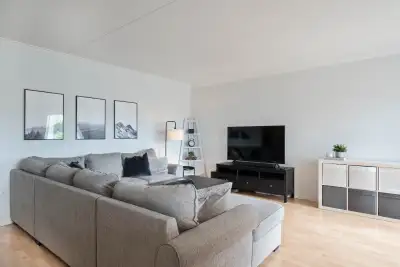 This bright and spacious 1 bed + den condo is in a prime Burlington location. Enjoy LOW condo fees a...