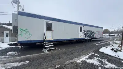 Grande roulotte de chantier 2013 de 12 pieds x 60 pieds. Elle a 3 essieux et est immatriculé pour al...