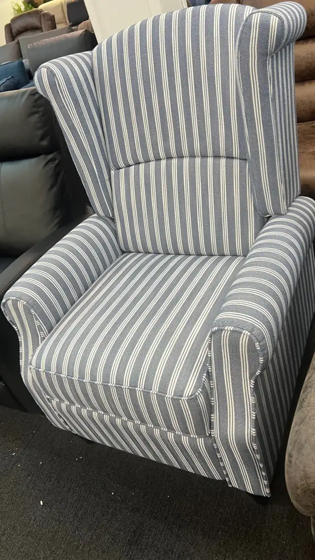 29.92 in. W Brown plaid Polyester Push Back Recliner chair  in Chairs & Recliners in Markham / York Region - Image 4