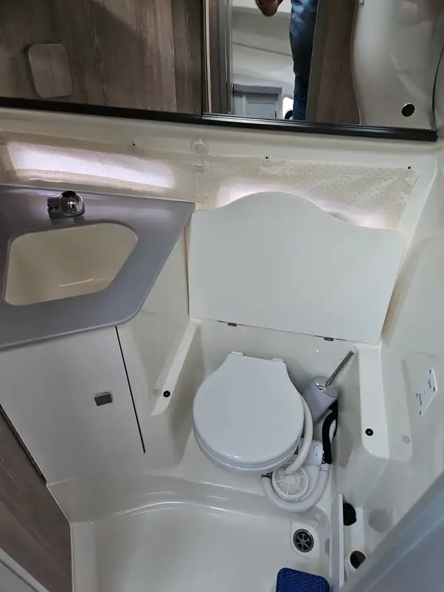 Trophy T29 Explorer Coupe in Powerboats & Motorboats in Kingston - Image 7