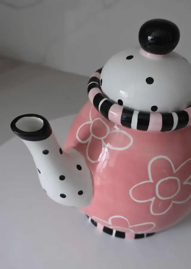 Polka Dots Teapot, Kitchenware,  Table Decor in Kitchen & Dining Wares in Mississauga / Peel Region - Image 4
