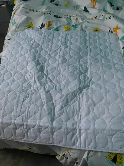 Protège-drap blanc pour protéger le drap et le matelas en cas d'incontinence ou autre. N'a jamais ét...