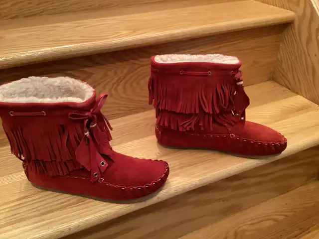 Botte NEUVE suède rouge avec franges BRONX pointure 38 in Women's - Shoes in Laval / North Shore - Image 2
