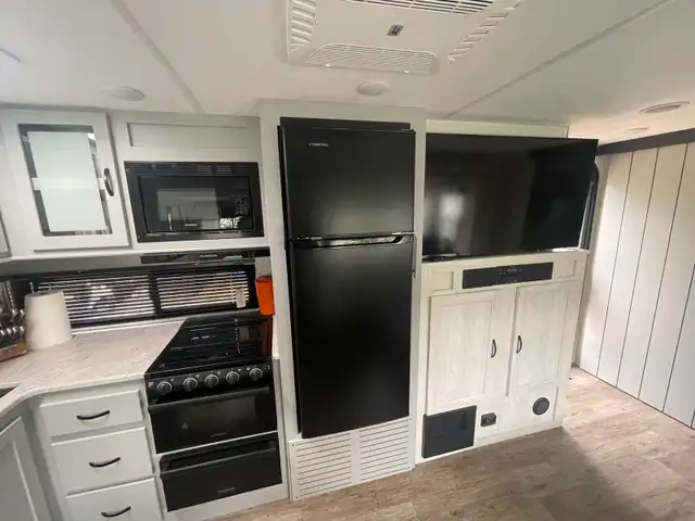 Enjoy the summer with this trailer on a seasonal lot in Travel Trailers & Campers in Regina - Image 7