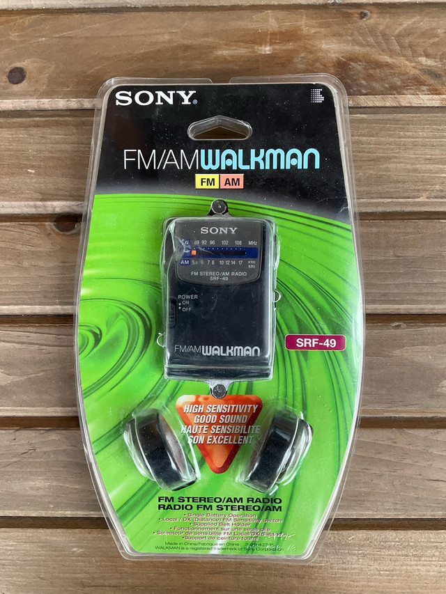 Walkman SONY vintage SRF 49 neuf dans son emballage / vaut 235$ dans iPod et MP3  à Ville de Montréal