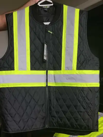 Brand-new Mack Hi-Vis quilted vest, size XL, designed to enhance, View more