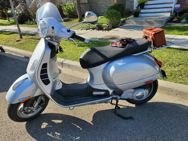 2007 Vespa GTS 250 ie in Scooters & Pocket Bikes in Edmonton - Image 2