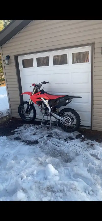 2007 CRF 250R. Bike starts right up and runs great no issues. Changed the oil, tranny oil and filter...
