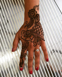 Henna artist available 