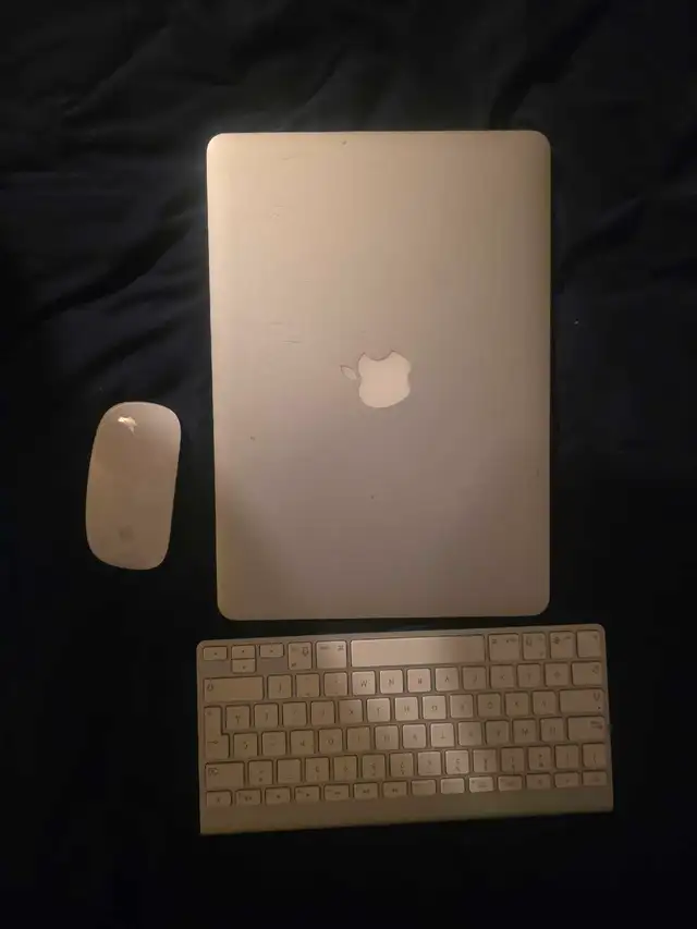 MacBook Air i5441074735928453121