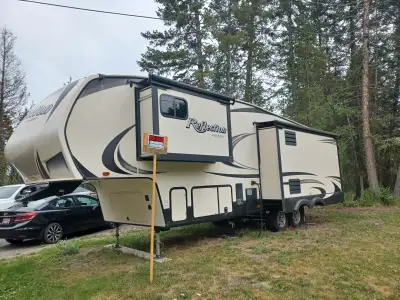Reflection Grand Design 5th wheel, Model #303 RLS GVWR 5441 KG. 3 Slides. Provides comfortable livin...