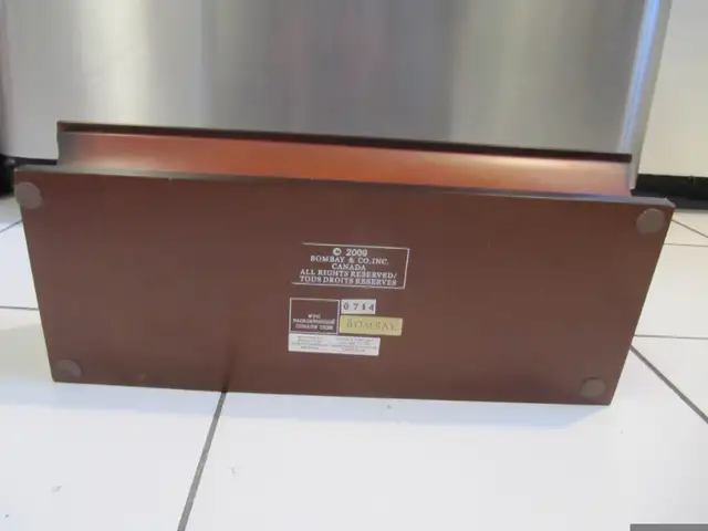 Classic Bombay Model 714 Solid Wood Jewellry/Watch Box Circ 2009 in Jewellery & Watches in Mississauga / Peel Region - Image 7