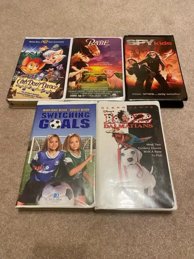 5 VHS kid movie tapes