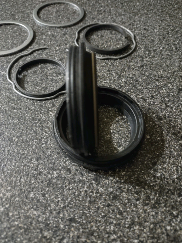 Shock rebuild kit in Other in Gatineau - Image 2
