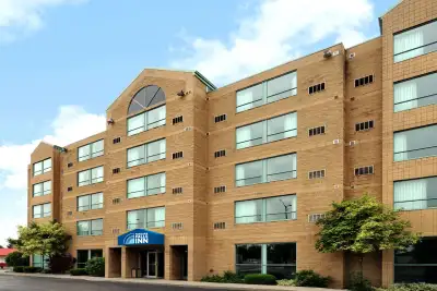 Bachelor units available in secure building with onsite superintendent. Available August 1st or soon...