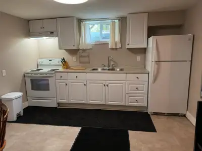 BRIGHT ROOM TO RENT, GREAT LOCATION FOR SERIOUS STUDENT