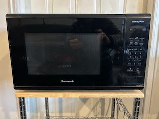 Panasonic NNSG616B 1.3 cu.ft. Countertop Microwave Oven in Microwaves & Cookers in Kelowna