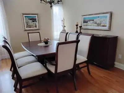 Ensemble de salle à manger très propre couleur noyer avec 8 chaises table 64po x 41 po avec 2 rallon...