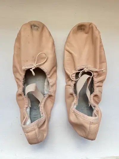 Photos 1–2: Used in good condition Bloch ballet slippers, size 4.5 youth. $15 Photos 3-4: Gently use...