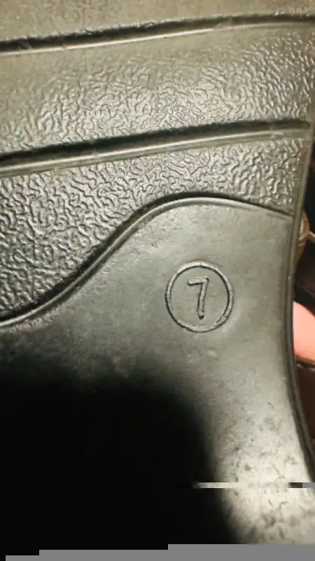 Size 7 women sandals in Women's - Shoes in Calgary - Image 6