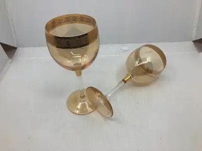 Ils sont à l'état neuf, les étiquettes sont encore dessus....en cristal, importé d'Italie....30$ pou...