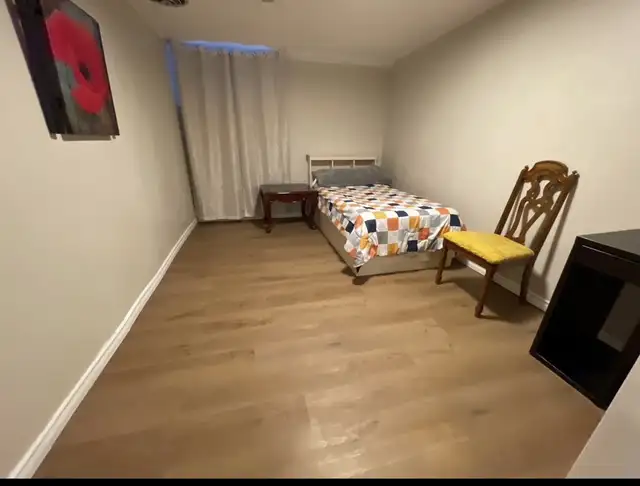 Private room for rent near Oshawa Center & Trent University !!