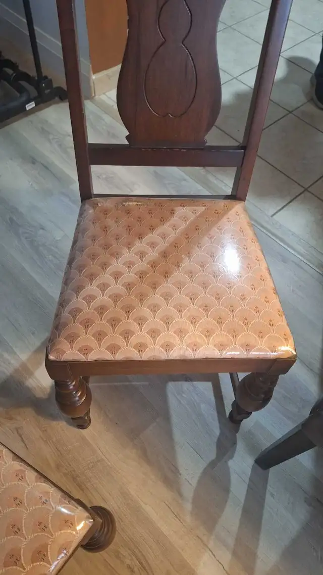 Real wood dining table set with 5 chairs in Dining Tables & Sets in Mississauga / Peel Region - Image 8