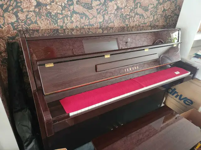 Yamaha Piano in Pianos & Keyboards in City of Toronto - Image 2