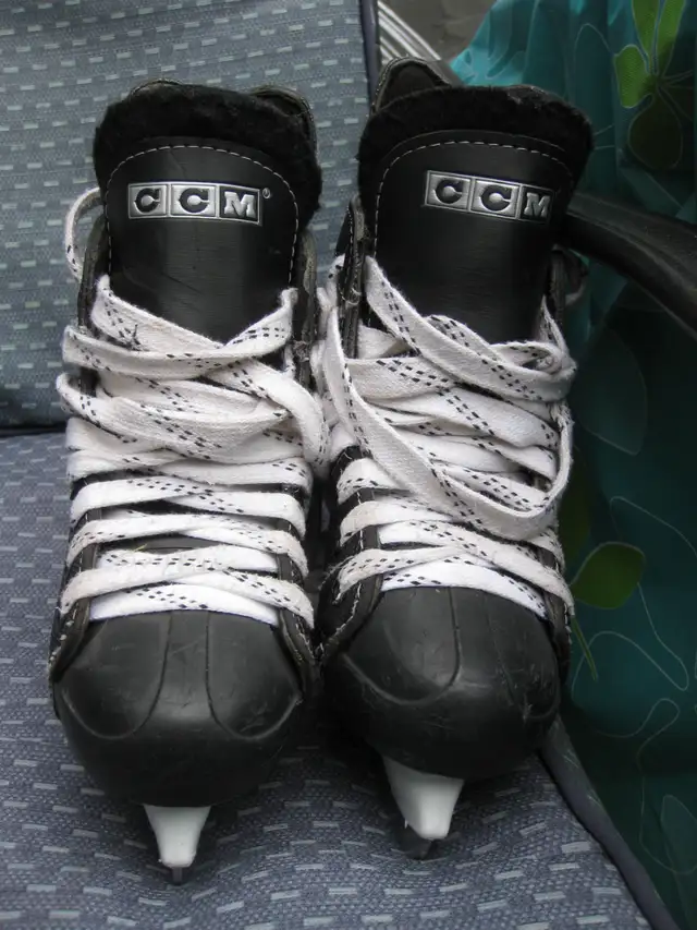 Youth CCM INTRUDER Ice Hockey Skates Size 12 VGC in Hockey in Winnipeg - Image 6
