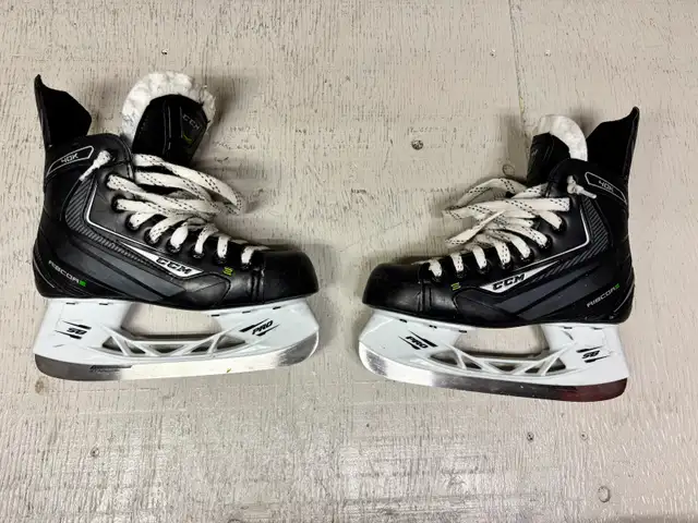 Patin CCM Ribcor 40K, grandeur 3 in Hockey in Laval / North Shore - Image 2