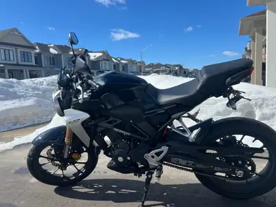 2022 Honda CB 300 R 1400 km never been in an accident, never dropped. A1 condition. pick up in South...
