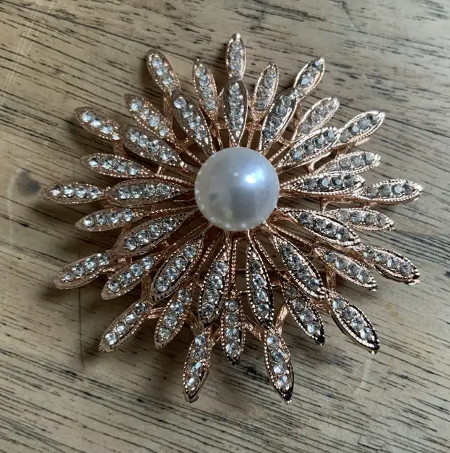 Vintage Starburst Pattern Brooch With A Faux Pearl. in Jewellery & Watches in City of Montréal - Image 4