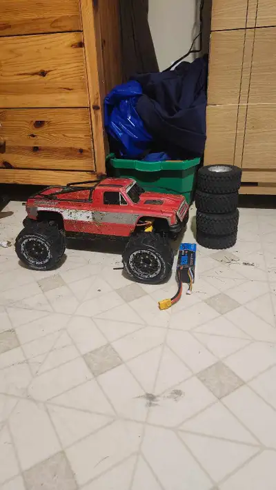 Redcat valkyrie 4s comes with lots of parts 2 4s batteries 1 charger extra tires 1 good remote and 2...