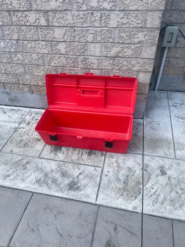 Plastic toolbox in Tool Storage & Benches in Oakville / Halton Region - Image 3