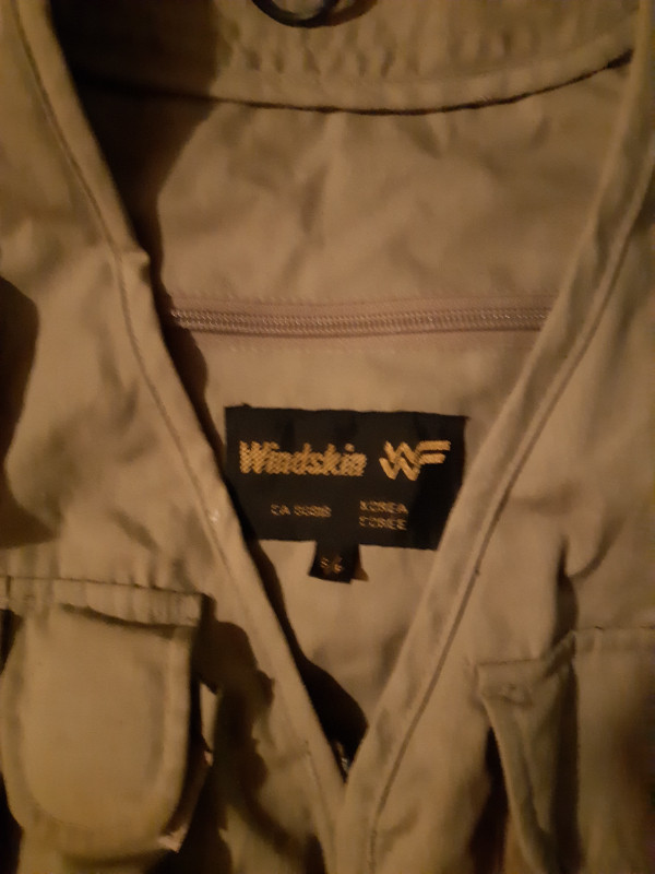 SMALL FISHING VEST WITH FLY CASE in Fishing, Camping & Outdoors in Belleville - Image 4