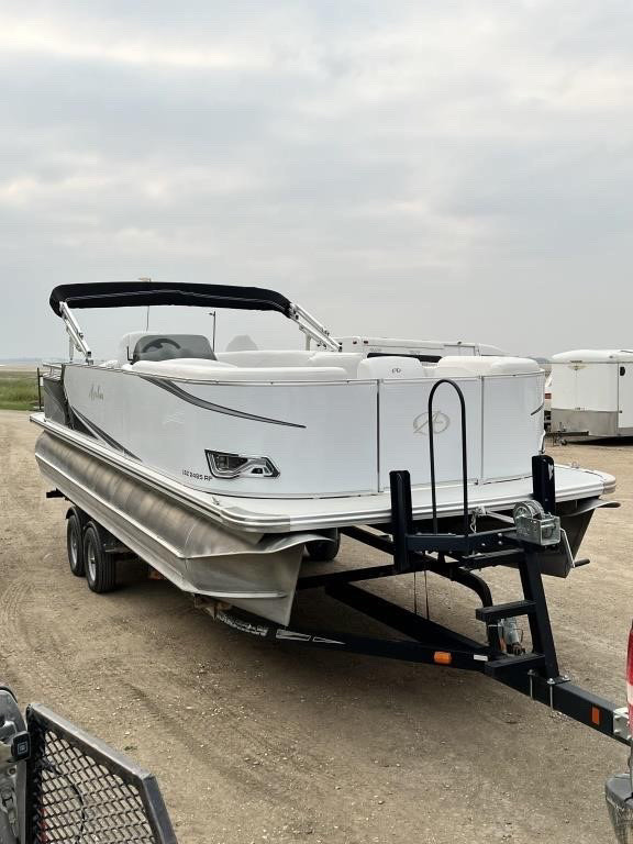 2015 Lsz  2485 rf Avalon pontoon in Powerboats & Motorboats in Calgary - Image 4