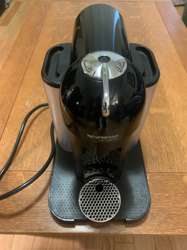 Nespresso Coffee / Expresso Machine in Coffee Makers in Kingston - Image 2