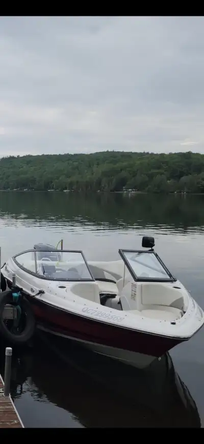 Super bateau 2019 moteur Evinrude DESCRIPTION SPECIFICATIONS Length Max: 19 ft. 8 in. (6.02m) Center...