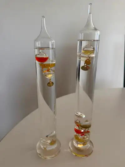 Thermomètre de Galilée Mesure 12 po et un 12 po Prix 20$ chaque Tel 4186684645