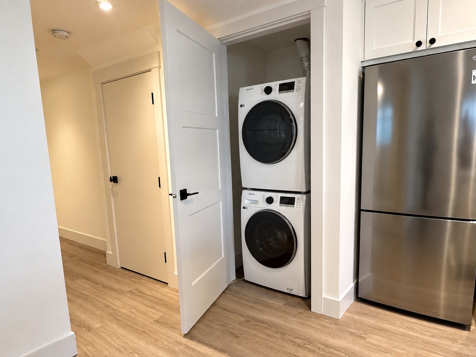 Spacious 1-Bedroom Suite + Parking for rent 5