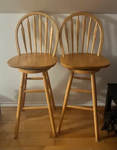 2 jolies tabourets pour bar ou comptoir en bois blond. À venir chercher.