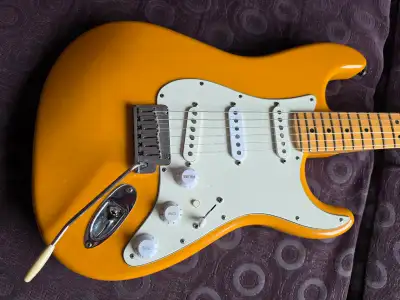 Fender Stratocaster American Standard 2003 butterscotch (elle sort jaune sur les photos). Le pickup...