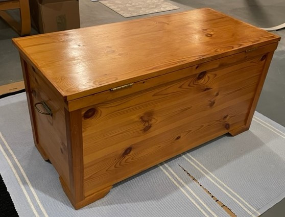 Hope chest bedding ,storage trunk, solid wood in Storage & Organization in Belleville - Image 2