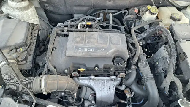 2011 Chevy cruze LT,WHITE with 4 winter tires in Cars & Trucks in Markham / York Region - Image 9