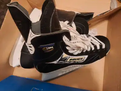 Get ready to hit the ice with these Bauer Supreme 1000 hockey skates! They are a size 8.0, perfect f...