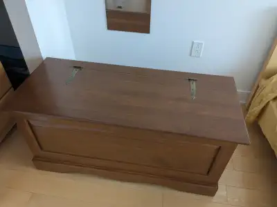 Coffre de rangement en bois massif produit par une compagnie montréalaise. Peut aussi servir de tabl...