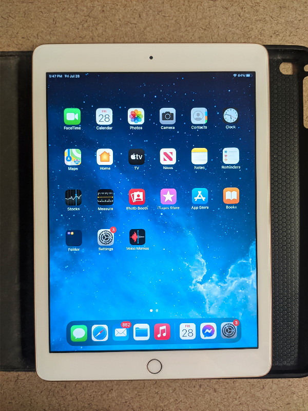 iPad 9.7 6th 32GB with Logitech Slim Folio & Apple Pencil | iPads & Tablets  | Winnipeg | Kijiji