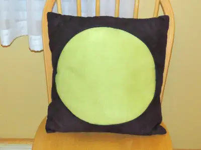 Coussin décoratif en suède, couleur brun foncé et vert-lime, View more
