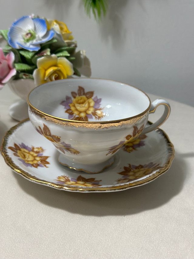 Vintage discontinued Bone China flower bouquet  & 2 floral tea  in Holiday, Event & Seasonal in Mississauga / Peel Region - Image 4