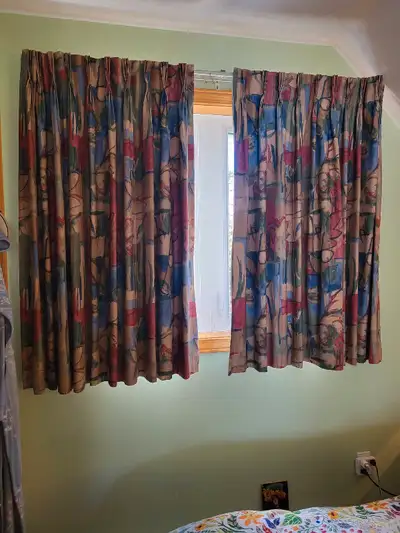 Funky 90s curtains and hanging rods. Suitable for windows 4' (48") wide or less. Price is for all 3...
